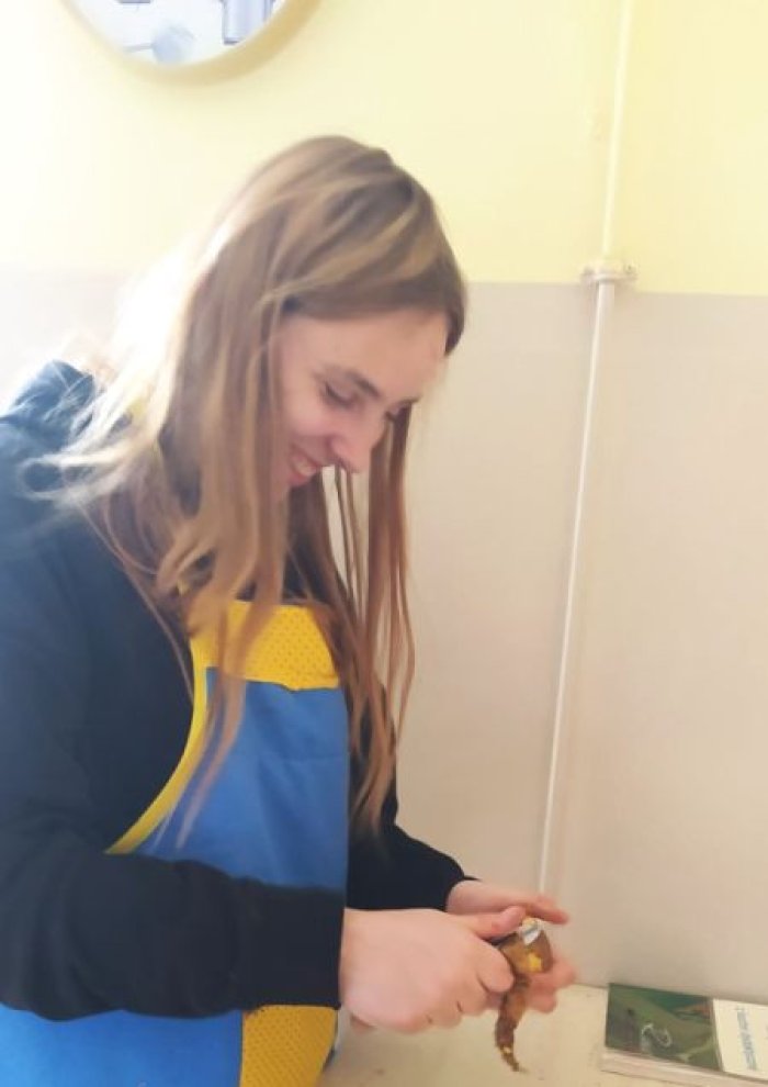 Uczennica obiera ziemniaki.