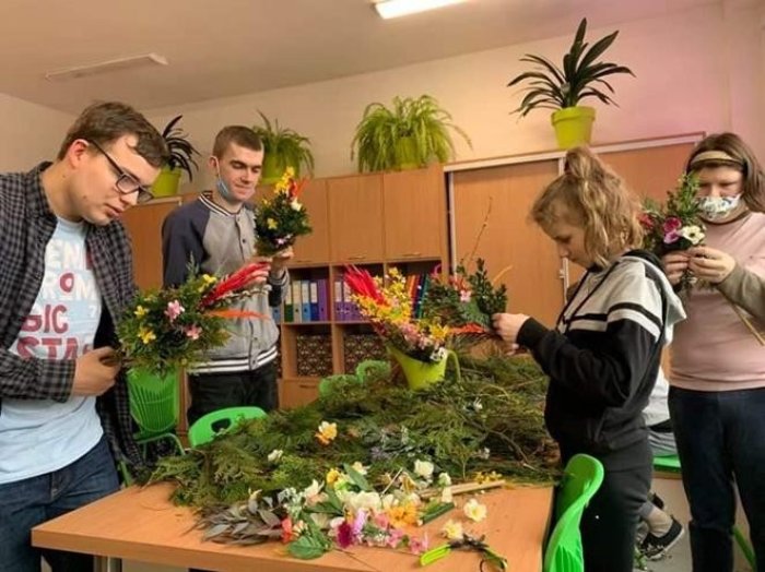 Uczniowie wykonują palmy.