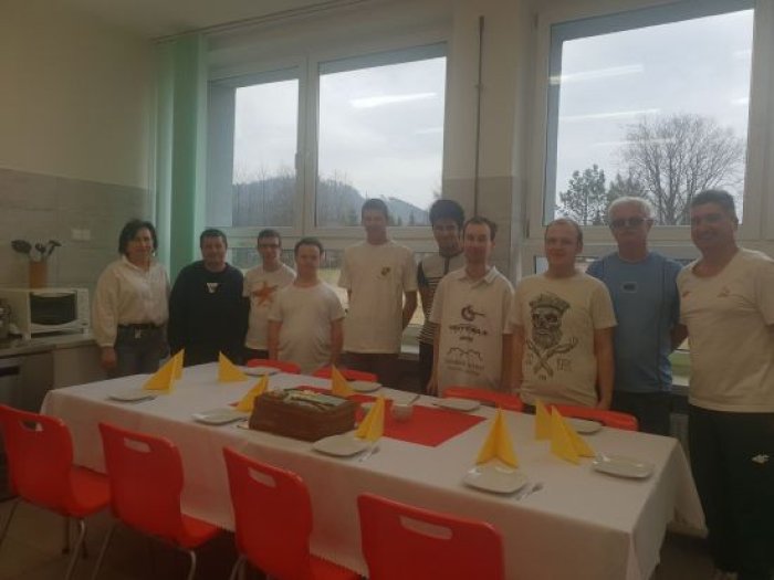 Uczestnicy Zajęć z tenisa stołowego wraz z trenerami pozują do pamiątkowego zdjęcia.