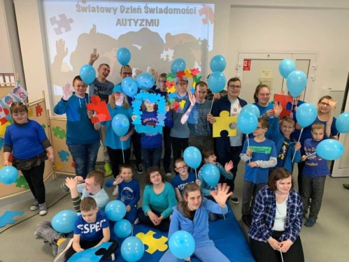 Zdjęcie grupowe uczestników apelu z okazji 2 kwietnia Światowego Dnia Autyzmu.