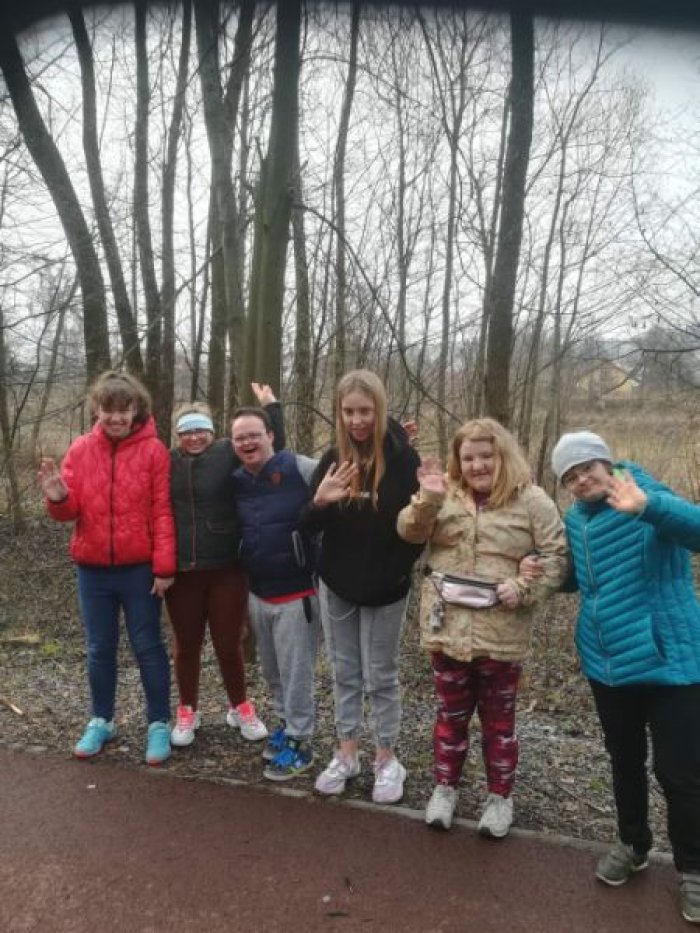 Uczniowie klasy 3 Pe na spacerze na ścieżce edukacyjno-przyrodniczej brzegiem rzeki Koszarawy.