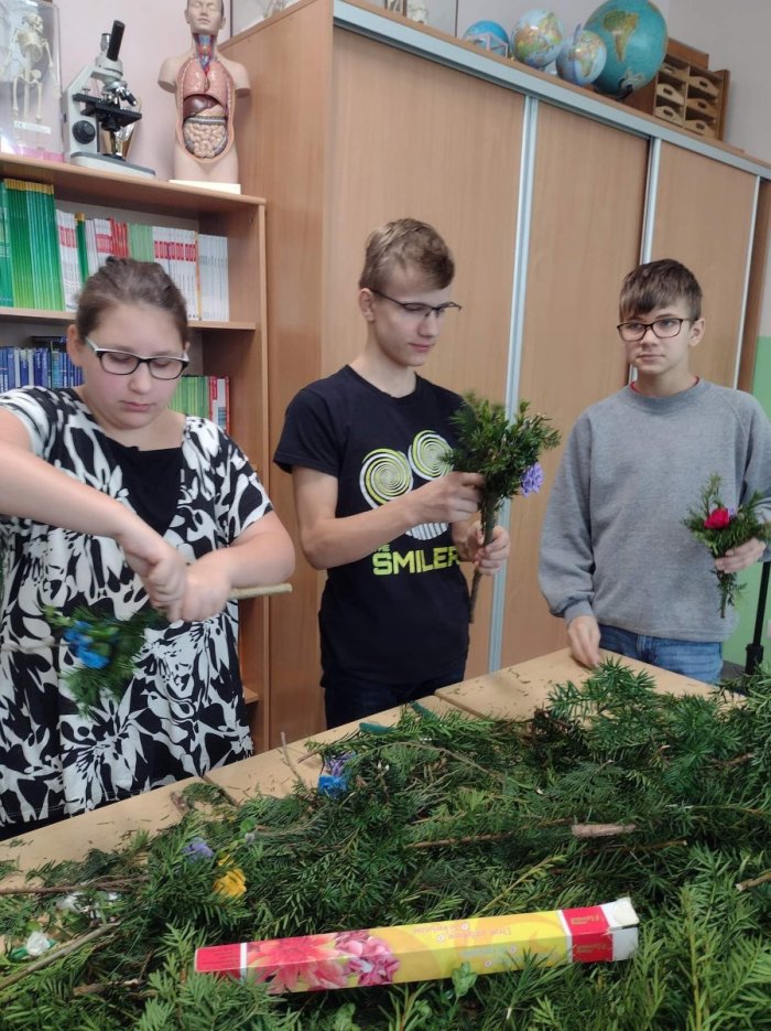 Uczniowie wykonują swoje palmy. 