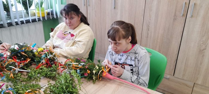 Uczennice zadowolone z wyników swojej pracy. 