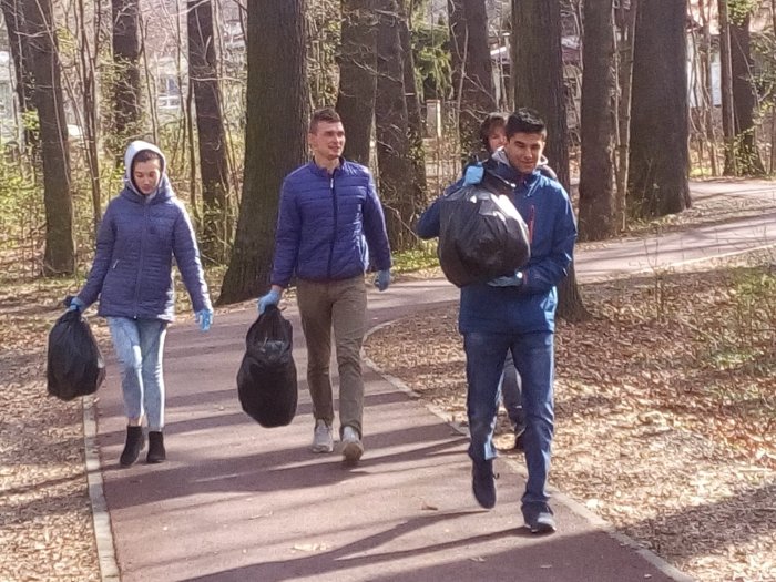 Uczniowie zadowoleni z wykonanej pracy.