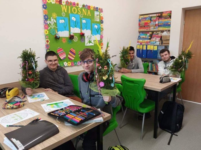 Uczniowie zadowoleni z rezultatów swojej pracy. 