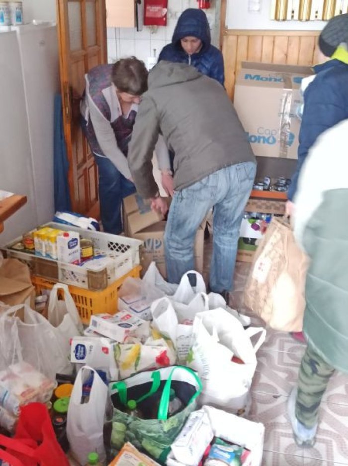 Zebrane dary żywnościowe dla dzieci z Ukrainy, przebywających w domu rekolekcyjnym w Międzybrodziu Bialskim.