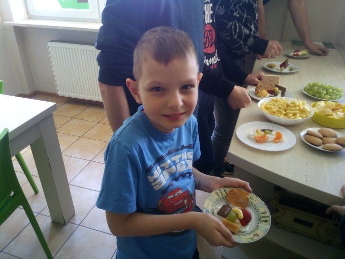 Uczeń prezentuje wykonany samodzielnie deser z owoców.