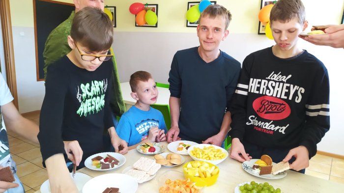 Podopieczni internatu komponują z owoców własny deser.