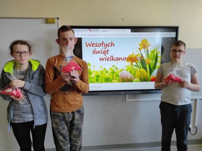 Uczniowie prezentują wykonane własnoręcznie babeczki. 
