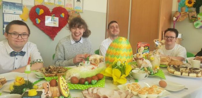 Uczniowie klas przysposabiających do pracy przy świątecznym, wielkanocnym stole.