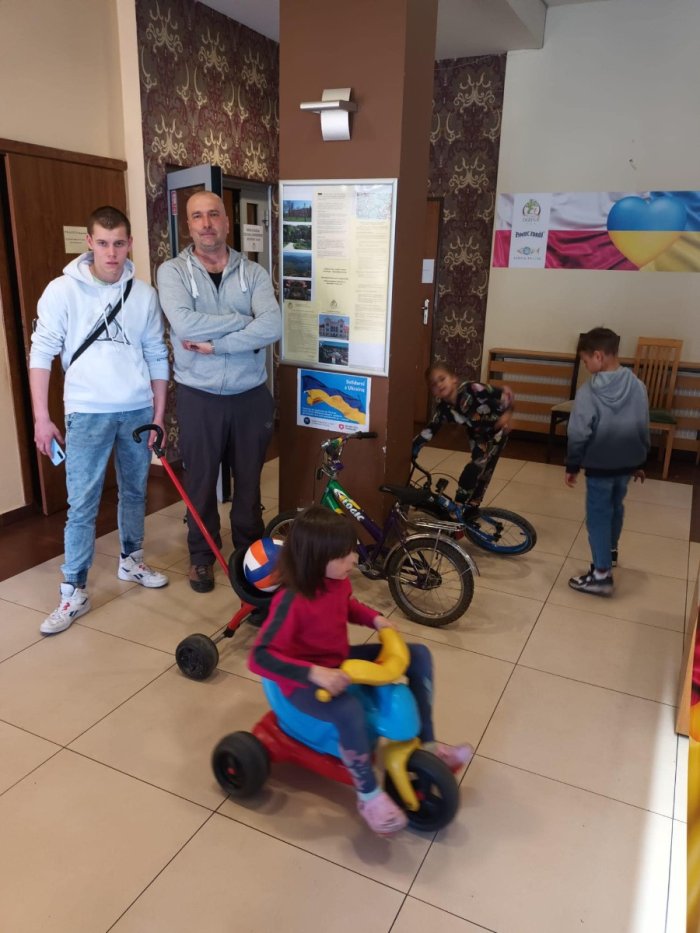 Pan Bartek zorganizował rowerki dla najmłodszych dzieci z Ukrainy. 