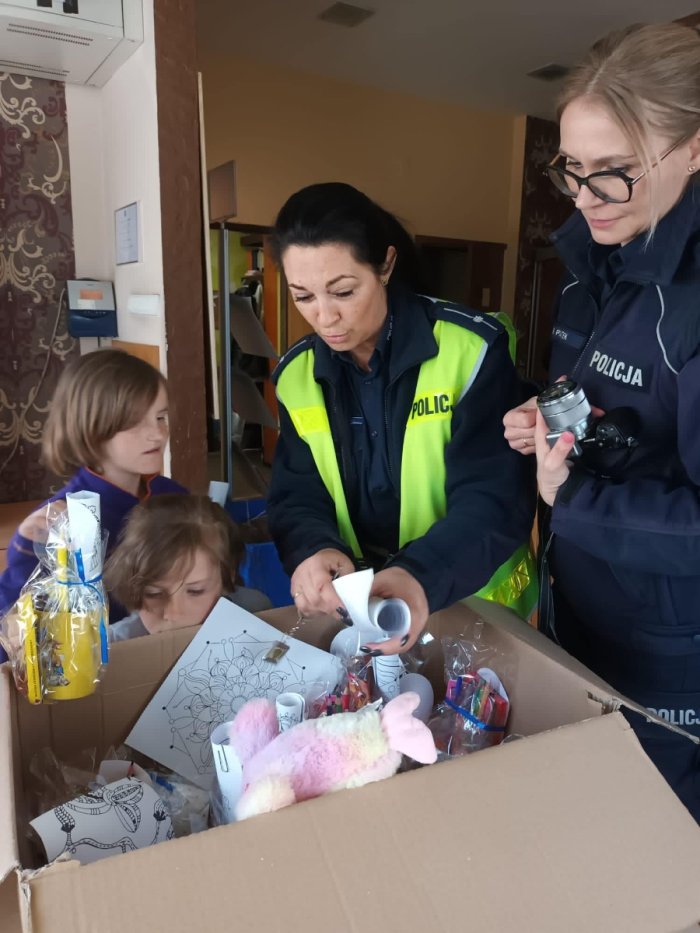 Policja z Żywca rozdawała słodycze i upominki. 