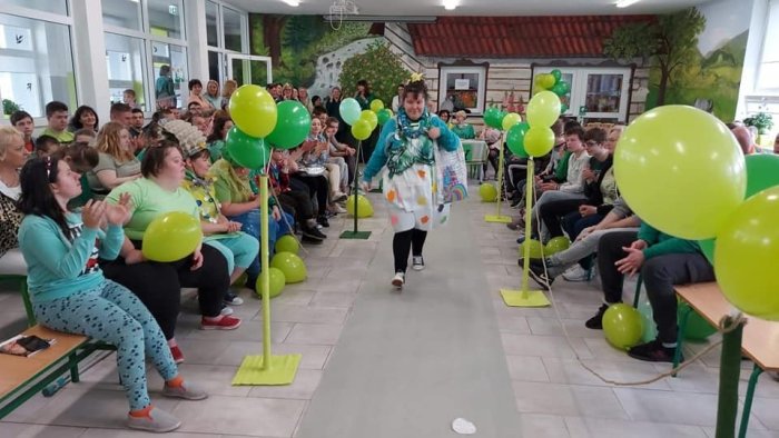 Uczniowie prezentują ekologiczne ubrania.