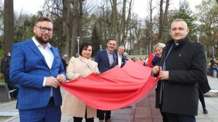 Zarząd Caritas diecezji bielsko-żywieckiej wraz kadrą kierowniczą ośrodka trzyma flagę w kolorze czerwonym na znak jedności.