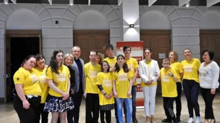 Reprezentacja uczniów, nauczycieli wraz z Dyrekcją naszej szkoły pozuje do pamiątkowego zdjęcia.