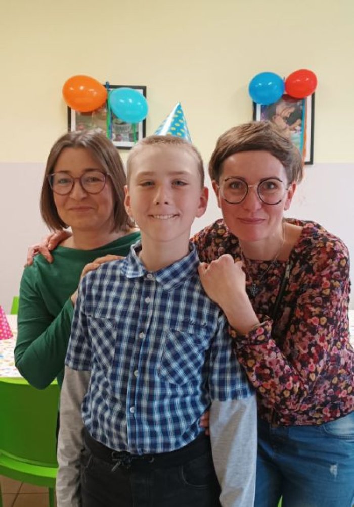 Solenizant Łukasz wraz z panią pedagog i panią psycholog na przyjęciu urodzinowym.