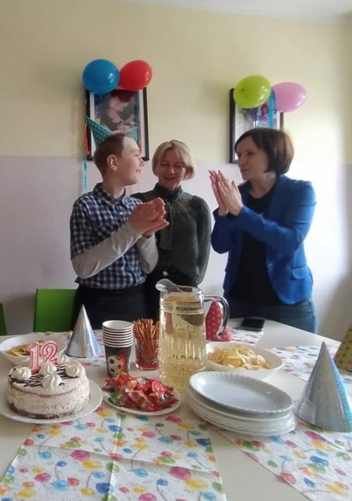 Solenizant wraz z panią dyrektor i wychowawczynią na przyjęciu urodzinowym.