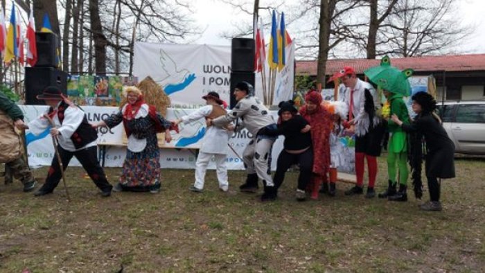 Aktorzy prezentują przedstawienie pod tytułem Rzepka.