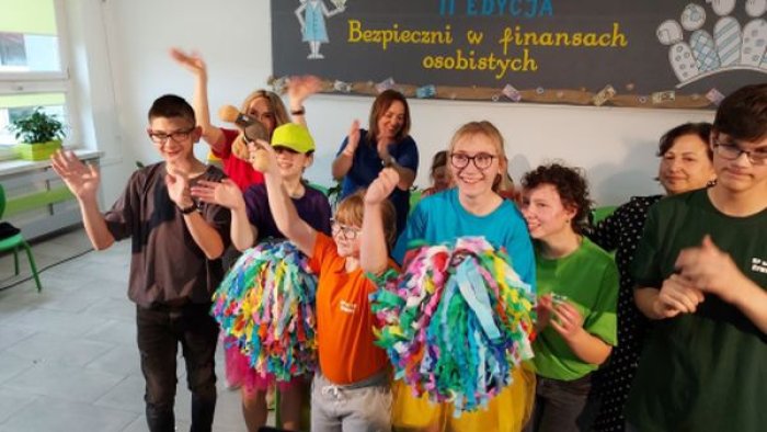 Uczniowie wraz z nauczycielami cieszą się z I miejsca w konkursie Złote Szkoły NBP II edycja.