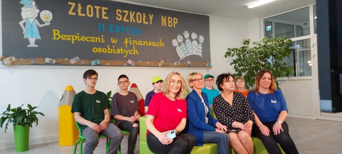 Grupa uczniów i nauczycieli wraz z dyrekcją Ośrodka oczekuje na werdykt jury w konkursie złote Szkoły NBP.