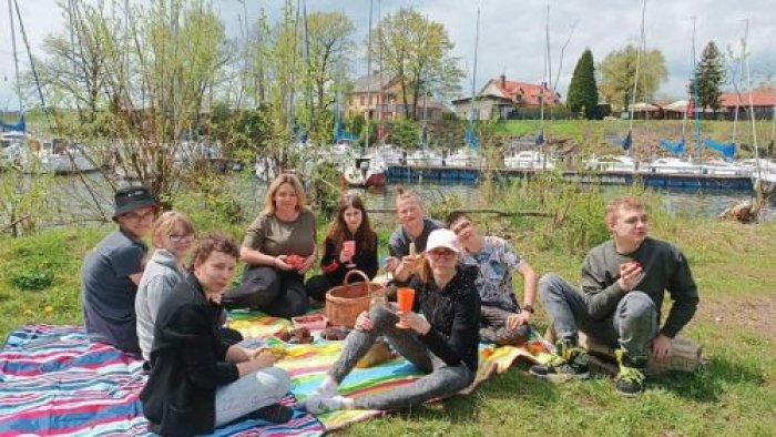 Uczniowie odpoczywają nad jeziorem żywieckim.