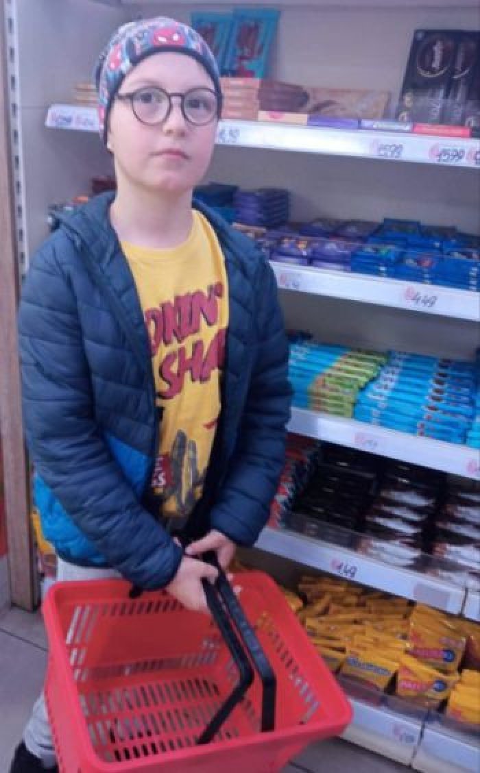 Uczeń robi zakupy w sklepie spożywczym,