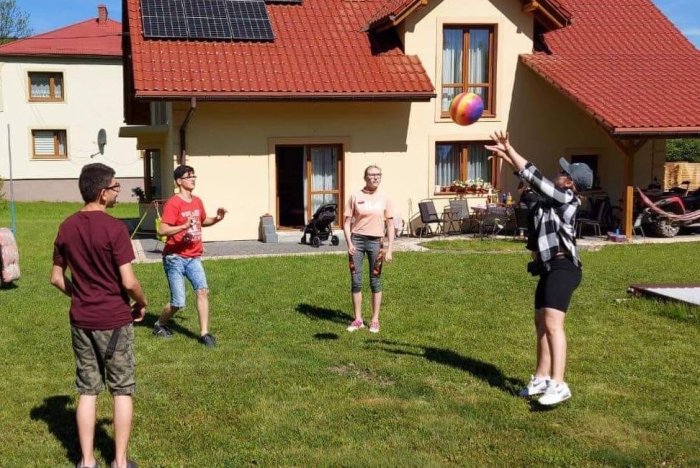 Wspólne gry i zabawy uczniów na świeżym powietrzu. 