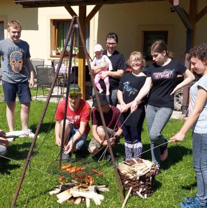 Pieczenie kiełbasy sprawia nam ogromną radość. 