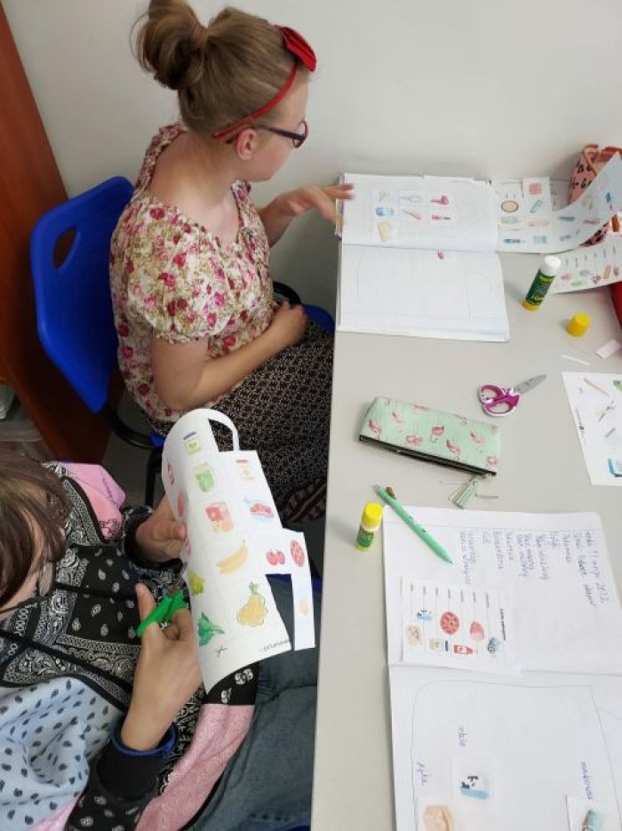 Uczennice pilnie pracują w ramach zajęć funkcjonowania osobistego.