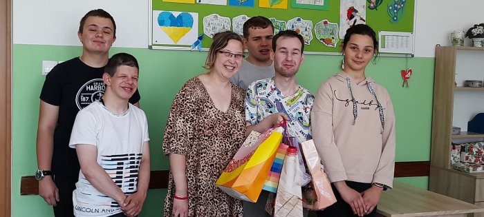 Solenizant obdarowany prezentami przez swoich kolegów z klasy.