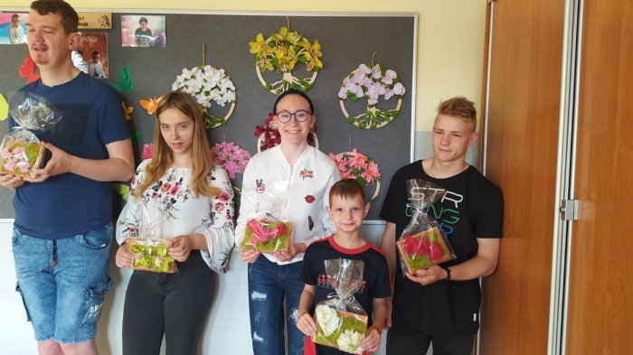 Wychowankowie prezentują wykonane przez siebie prezenty.