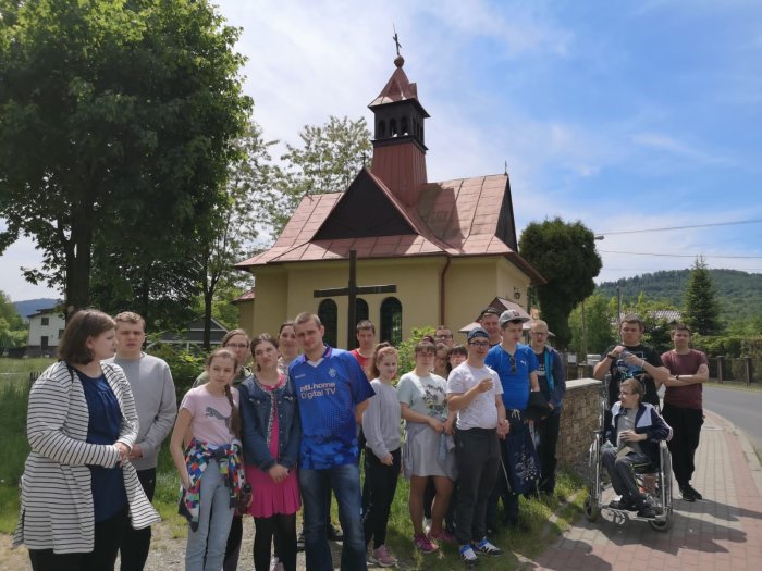 Zwiedzamy okolice w poszukiwaniu kapliczek poświęconych Maryi. 