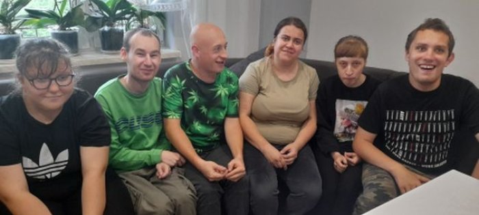 Absolwent w otoczeniu swoich kolegów z klasy.