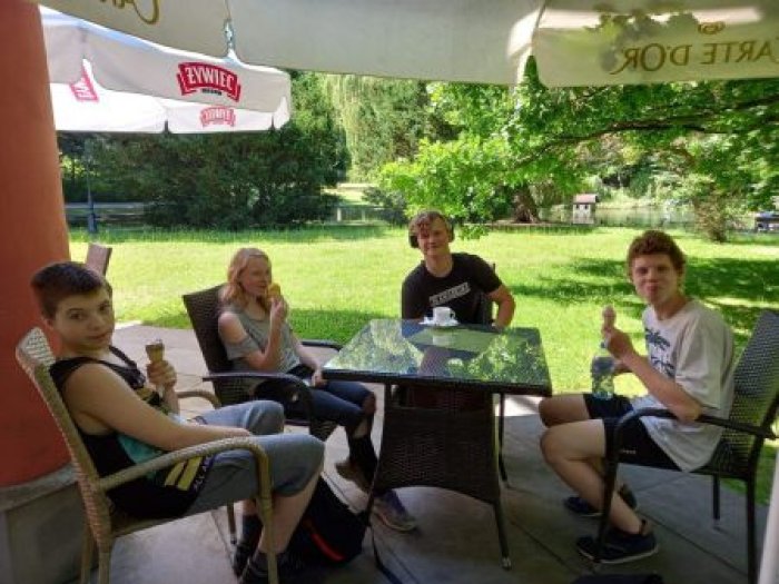 Uczniowie degustują lody w kawiarni.
