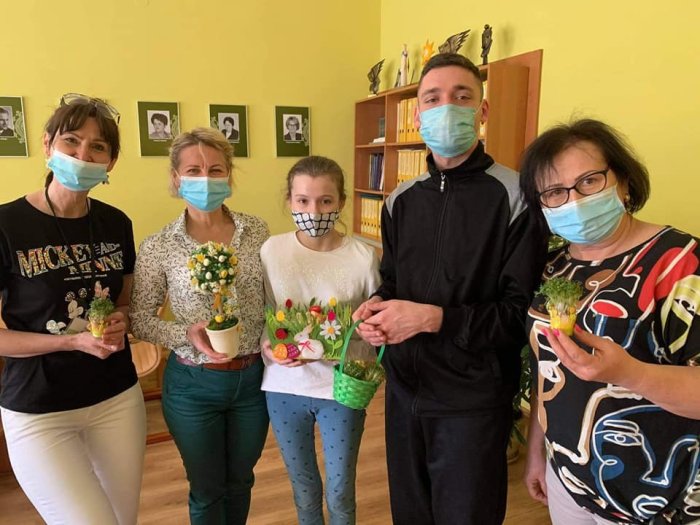 Uczniowie składają życzenia Pani: Dyrektor,Wicedyrektor i Pani Kierownik.