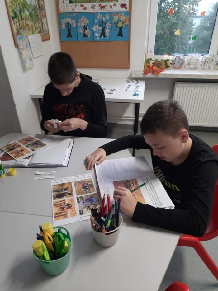 Uczniowie wykonują zadania w zeszytach.
