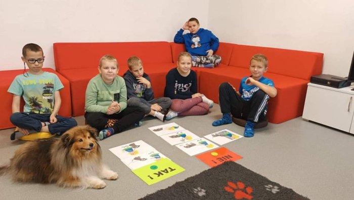 Uczniowie poznają zasady postępowania z czworonogami. 
