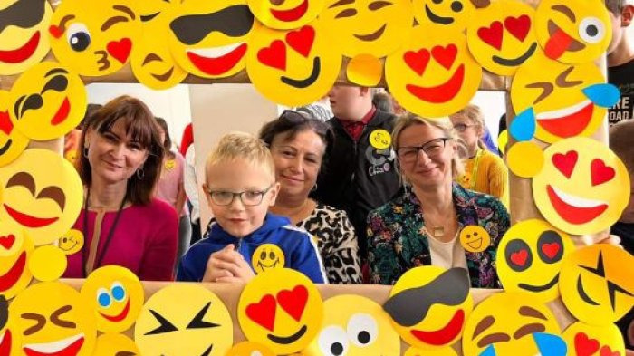 Zdjęcie Pań dyrektor wraz z uczniami w wesołej foto budce.