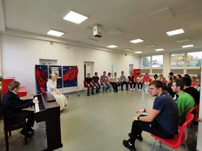 Zajęcia warsztatowe z edukacji regionalnej na auli szkolnej.