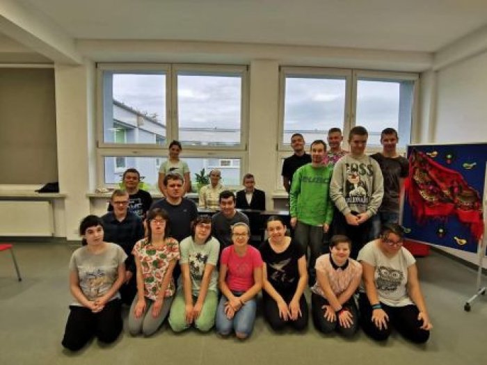 Uczestnicy warsztatów regionalnych pozują do zdjęcia z nauczycielem folkloru Panią Brygidą Sordyl.