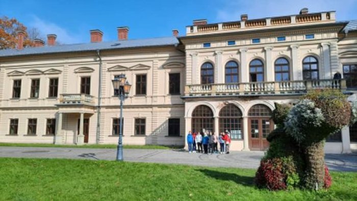 Uczniowie pozują do zdjęcia na tle Zamku Habsburgów w Żywcu. 