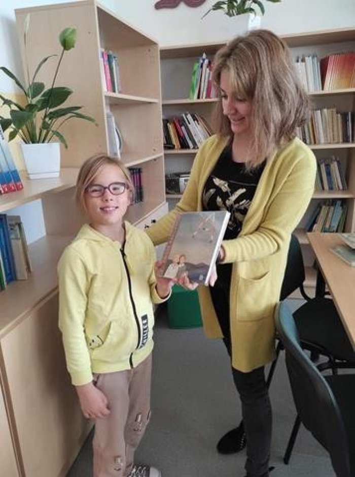 Uczniowie klas 1 otrzymali bezpłatne Wyprawki Czytelnicze