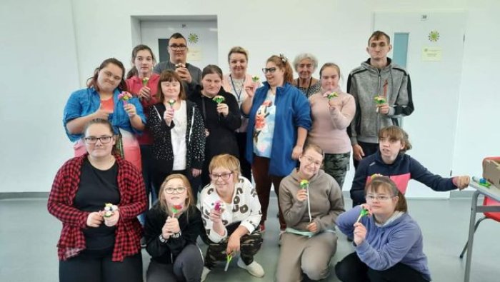 Uczestnicy warsztatów prezentują swoje rękodzieło.