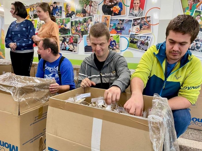 Uczniowie pakują prezenty. 