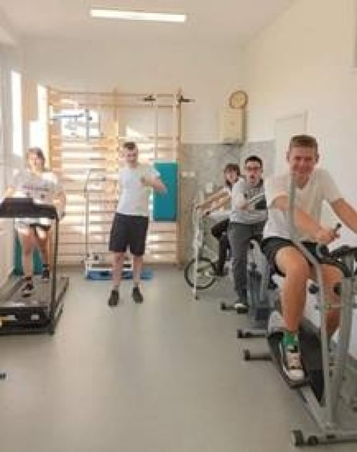 Uczniowie podczas ćwiczeń korzystają z różnego sprzętu.  