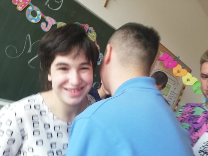 Uczniowie świętują z solenizanką. 