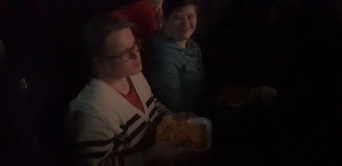 Uczniowie na seansie filmowym.