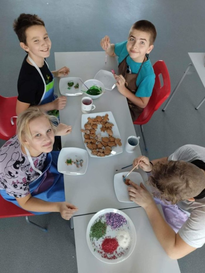 Warsztaty piernikowe uczniów szkoły podstawowej.