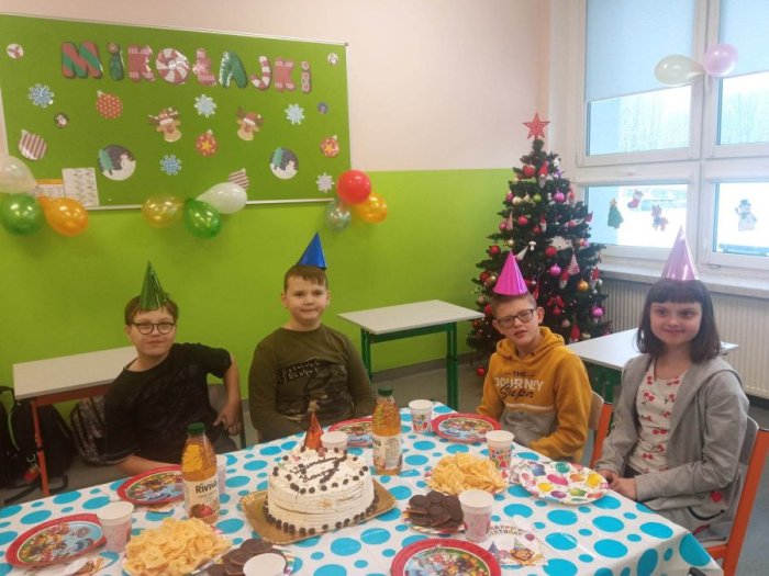 Przyjęcie urodzinowe w klasie.