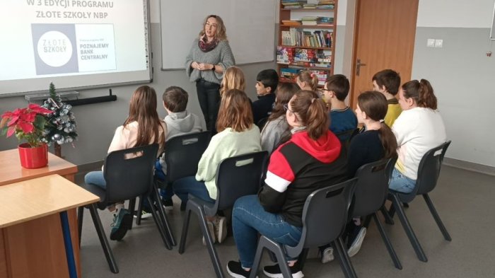 Uczniowie uczestniczą w pierwszej lekcji z ekonomii w ramach programu Złote Szkoły NBP. 